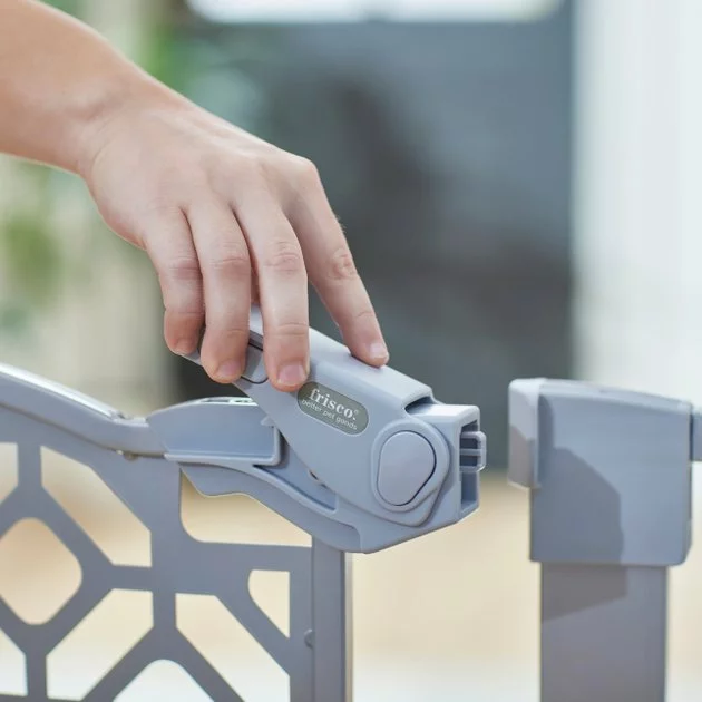 Frisco Metal Geometric Pattern Extra Wide Auto-close Dog Gate 5 Frisco Metal Geometric Pattern Extra Wide Auto-close Dog Gate - Image 3