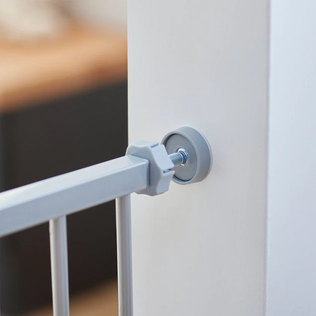 Frisco Metal Geometric Pattern Extra Wide Auto-close Dog Gate 6 Frisco Metal Geometric Pattern Extra Wide Auto-close Dog Gate - Image 4